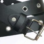 NIeten-gürtel-scharz-loch-leder-nah