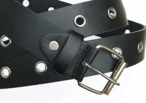 NIeten-gürtel-scharz-loch-leder-nah